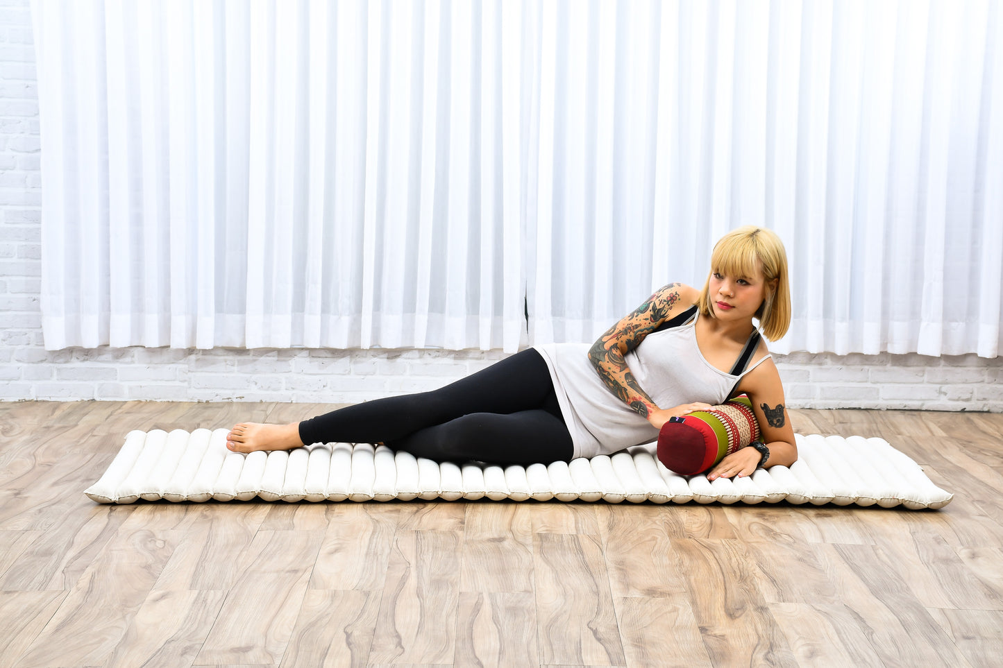 Yoga Roll Cushion – Compact Kapok Bolster & Meditation Pillow with Cotton Cover, Sf11 - Red, Green