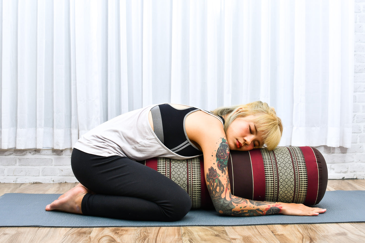 Large Yoga Bolster – Kapok-Filled Meditation Cushion with Cotton Cover, Sf19 - Red, Brown
