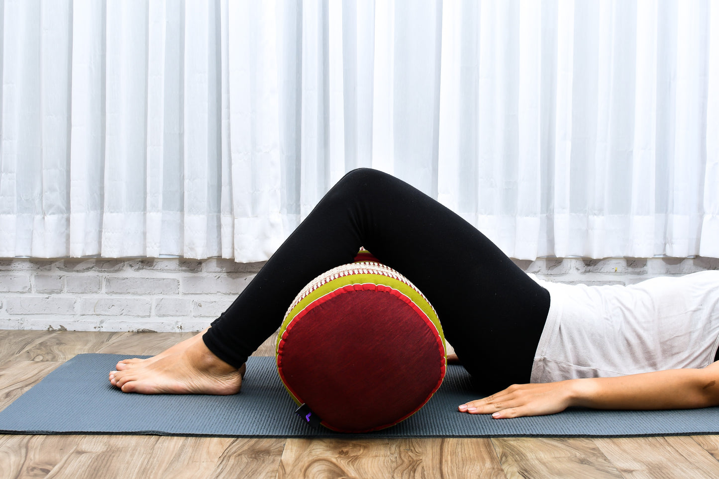 Large Yoga Bolster – Kapok-Filled Meditation Cushion with Cotton Cover, Sf11 - Red, Green