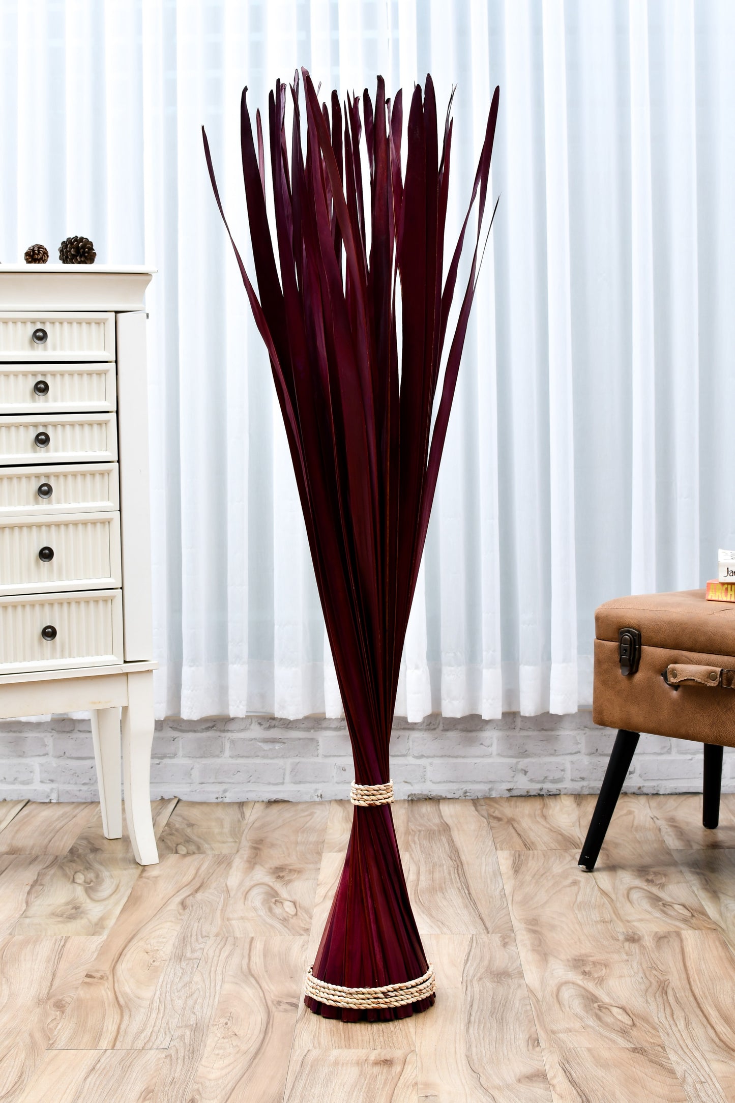 Freestanding Dried Grass Bundle – Natural Floor Decoration with Raffia Band, bordeaux, Palm Leaf- 120 cm