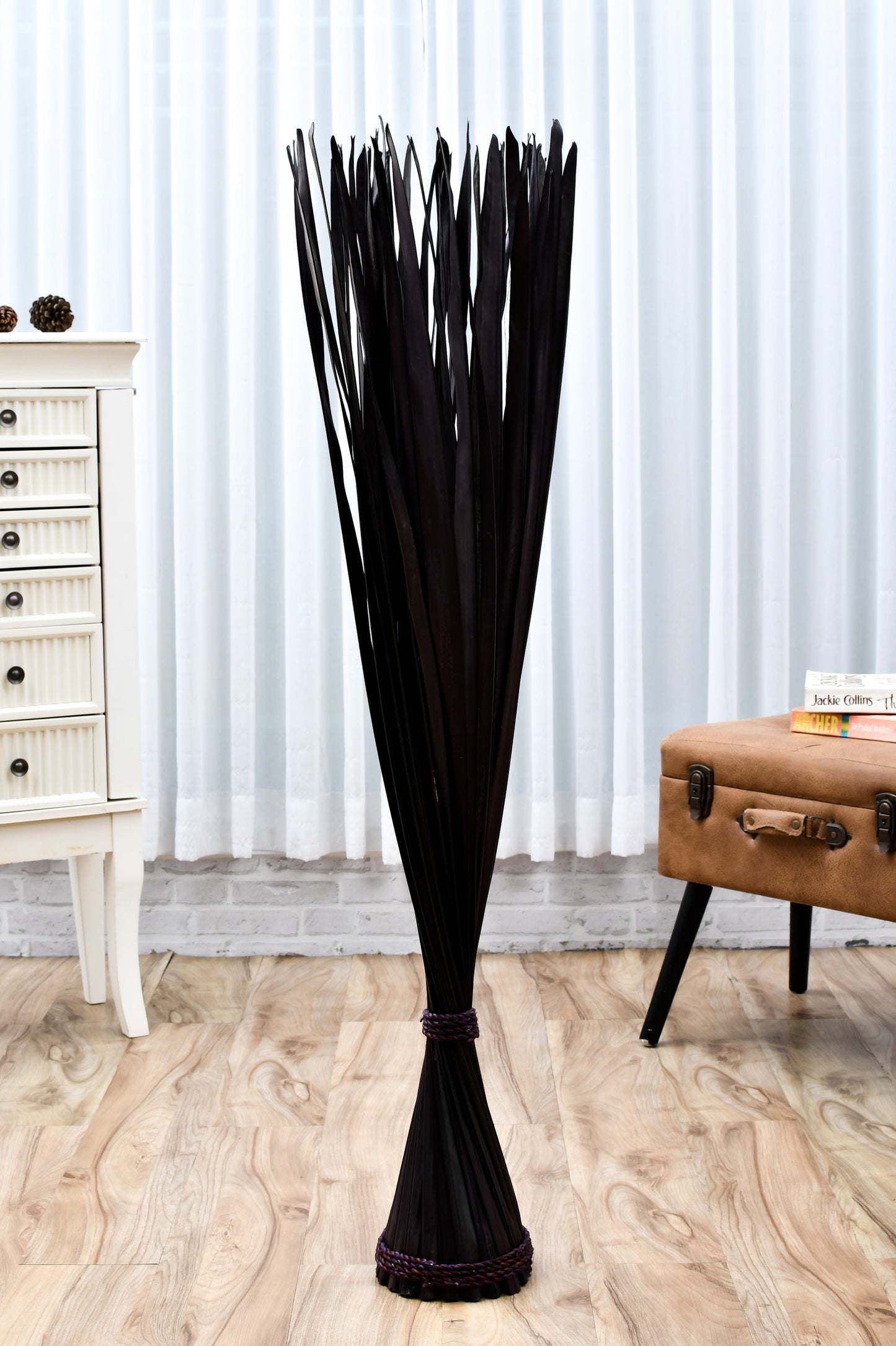 Freestanding Dried Grass Bundle – Natural Floor Decoration with Raffia Band, black brown, Palm Leaf- 120 cm