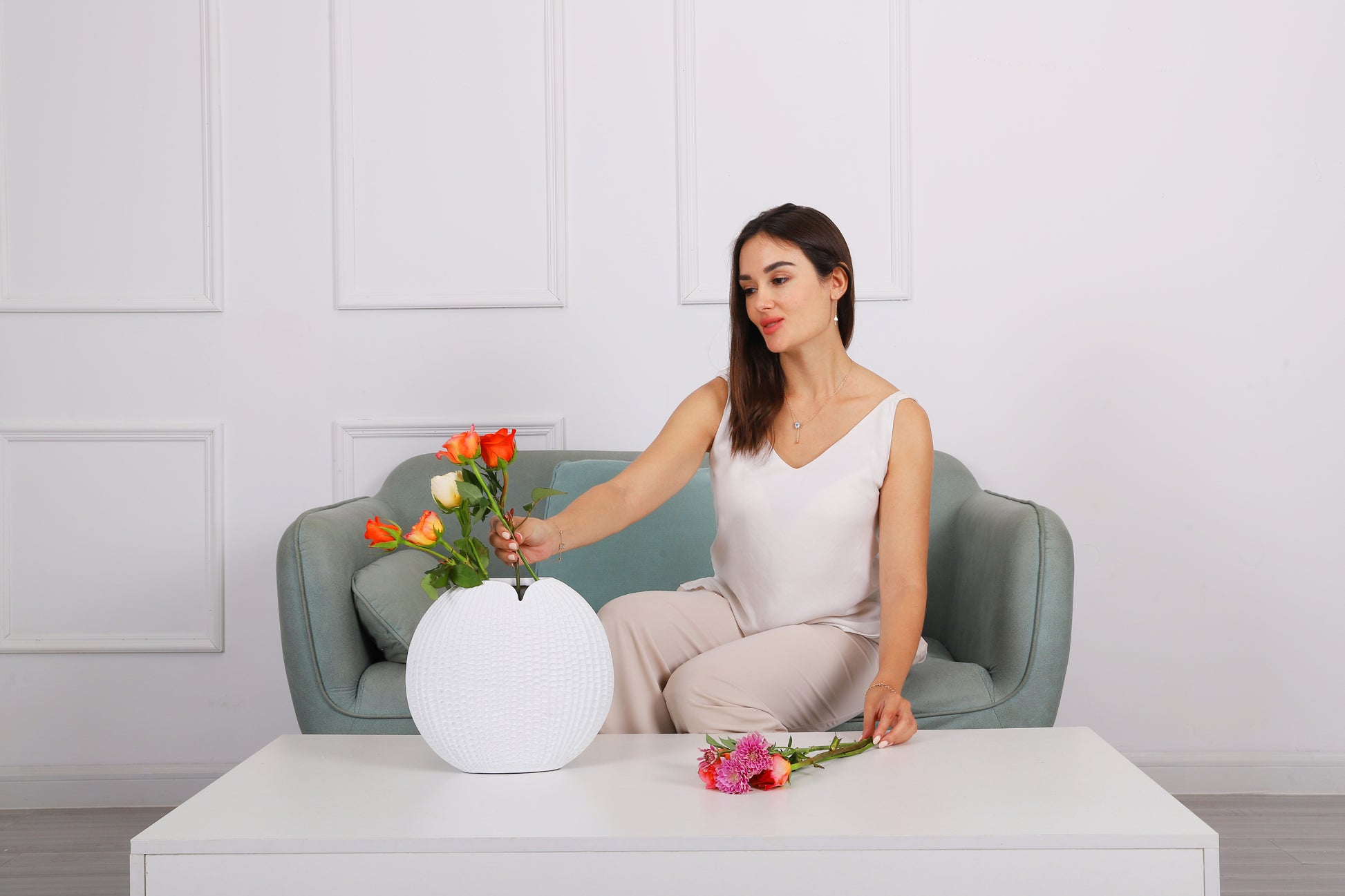 Compact Resin Vase – Stylish Waterproof Decorative Vase for Floor, Table or Shelf, white, 10 inches
