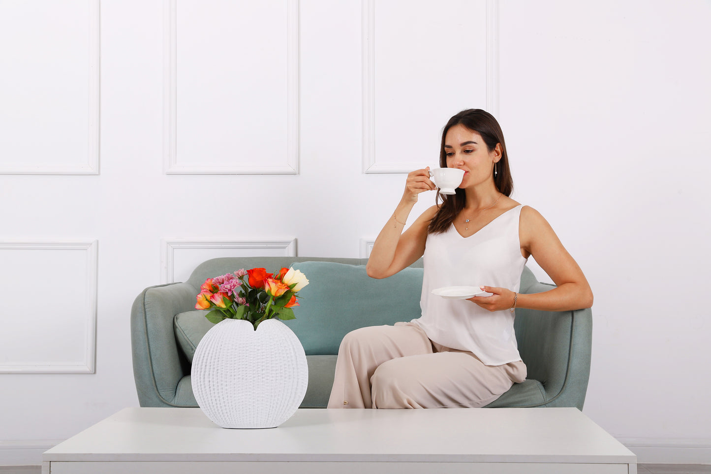 Compact Resin Vase – Stylish Waterproof Decorative Vase for Floor, Table or Shelf, white, 10 inches