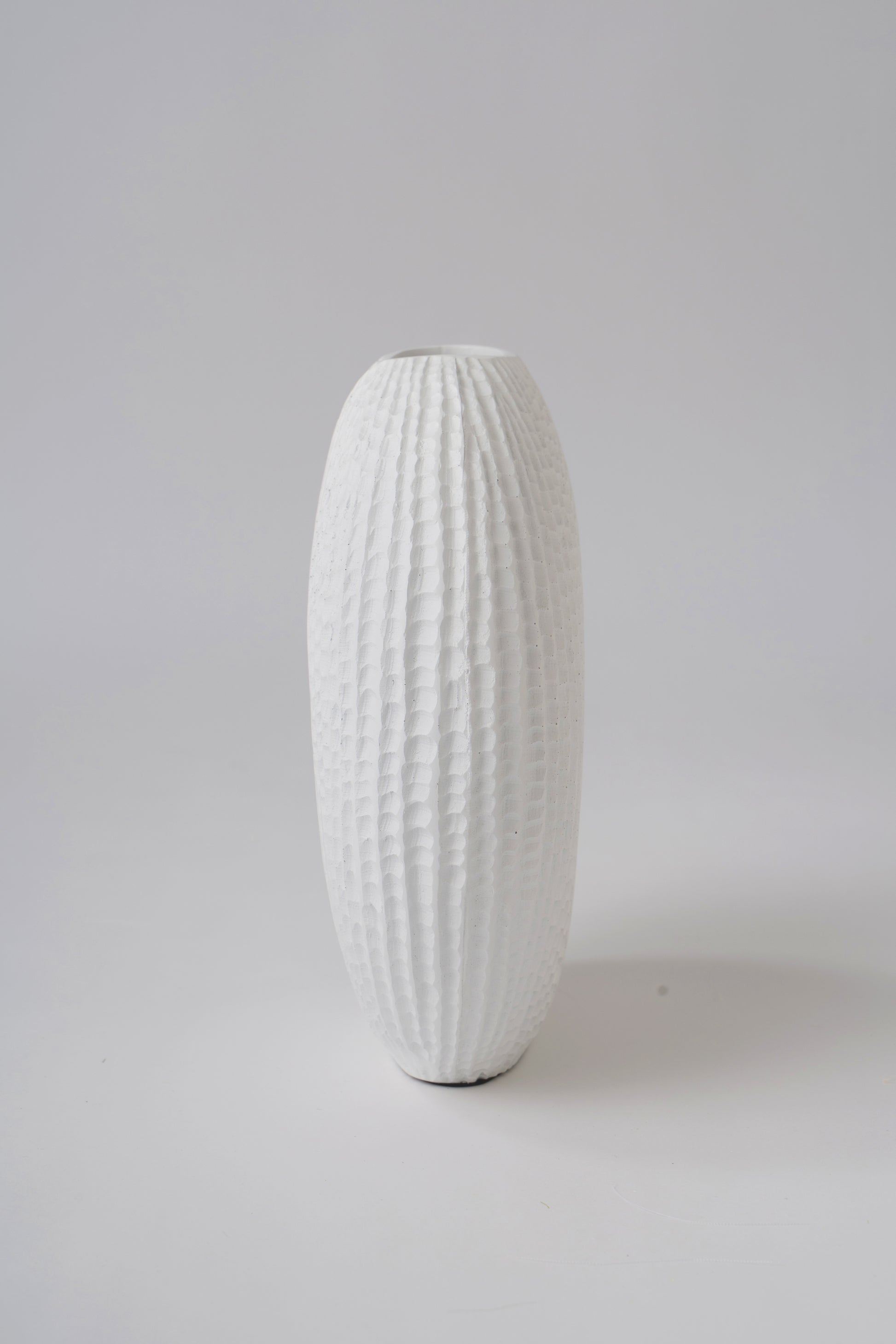 Compact Resin Vase – Stylish Waterproof Decorative Vase for Floor, Table or Shelf, white, 10 inches